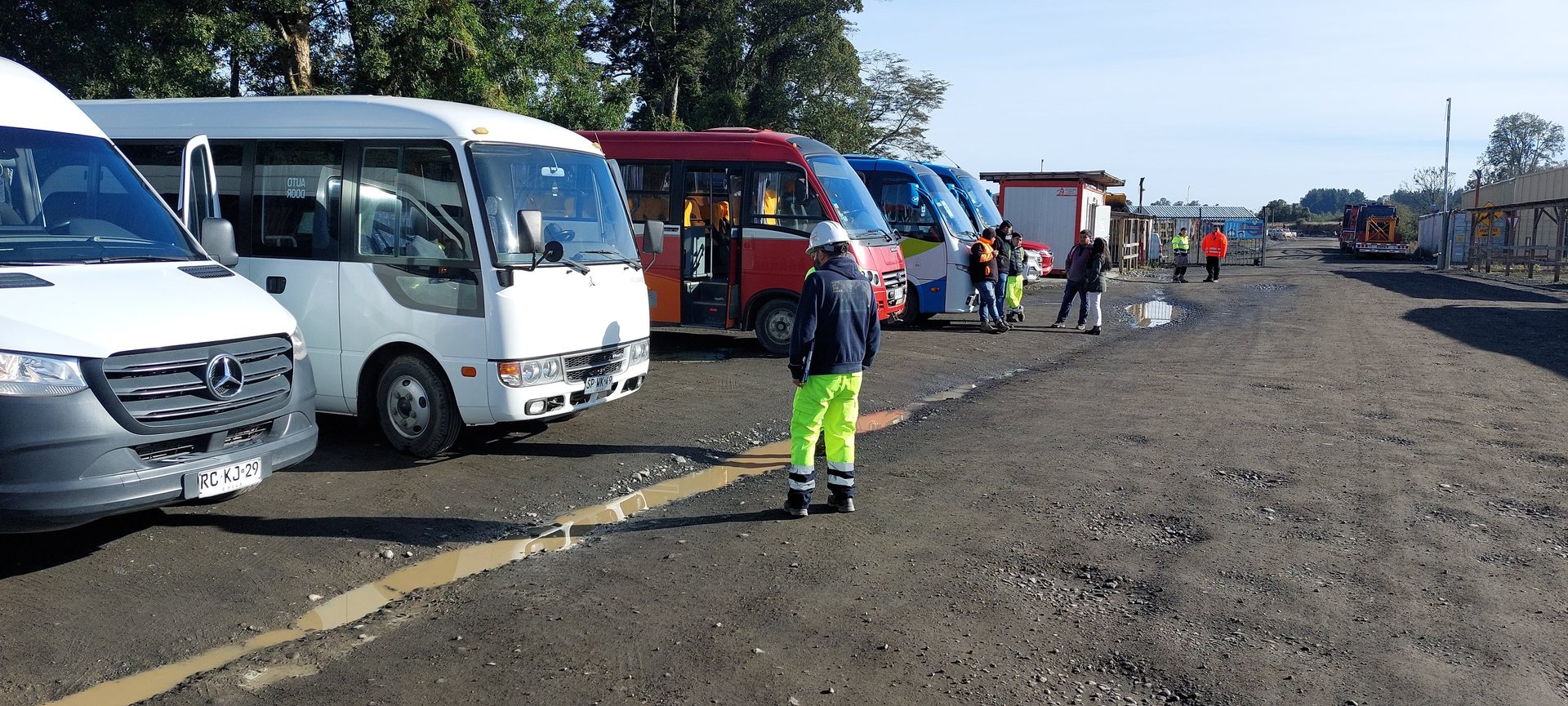 Flota de buses, minibuses y furgones de Transportes Moya en faena