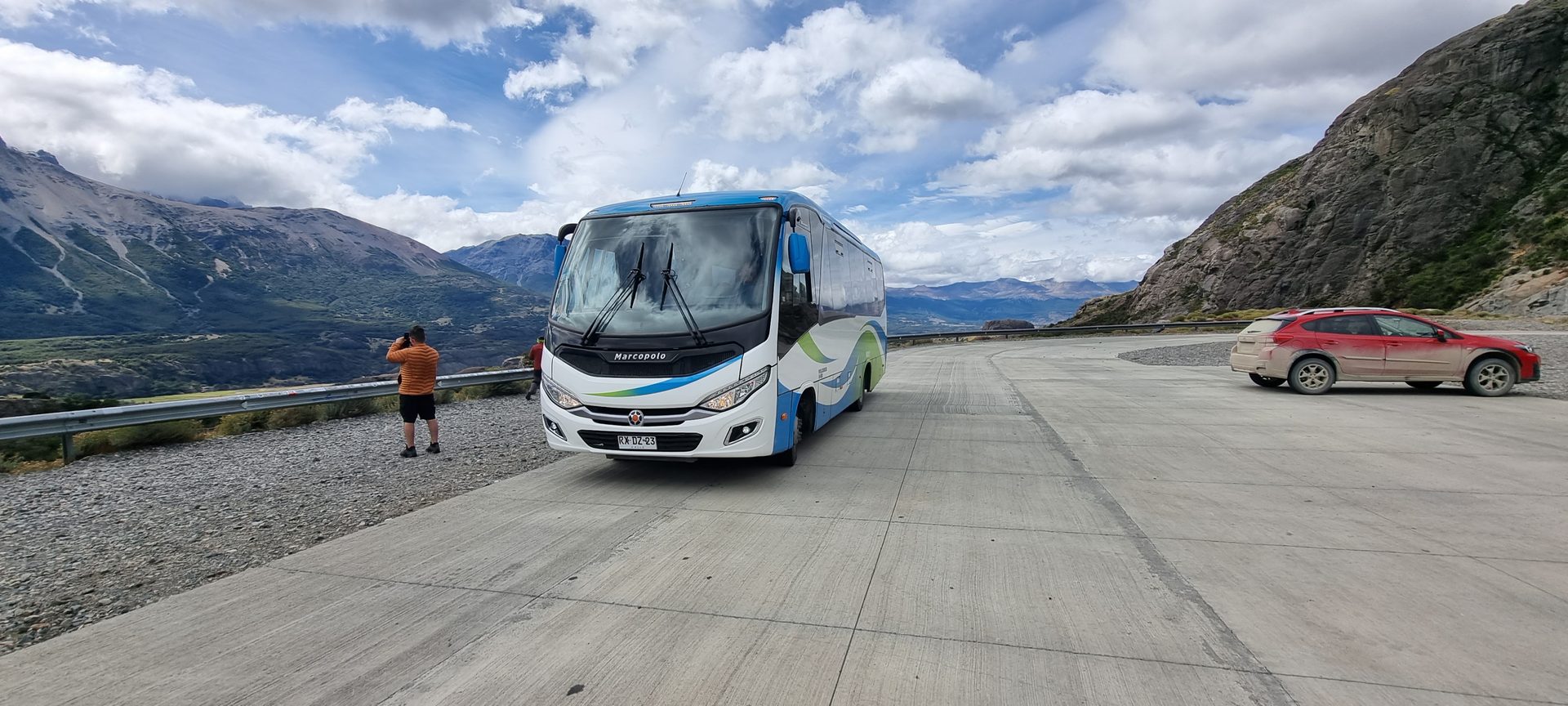 Bus de Transportes Moya recorriendo la Carretera Austral entre montañas