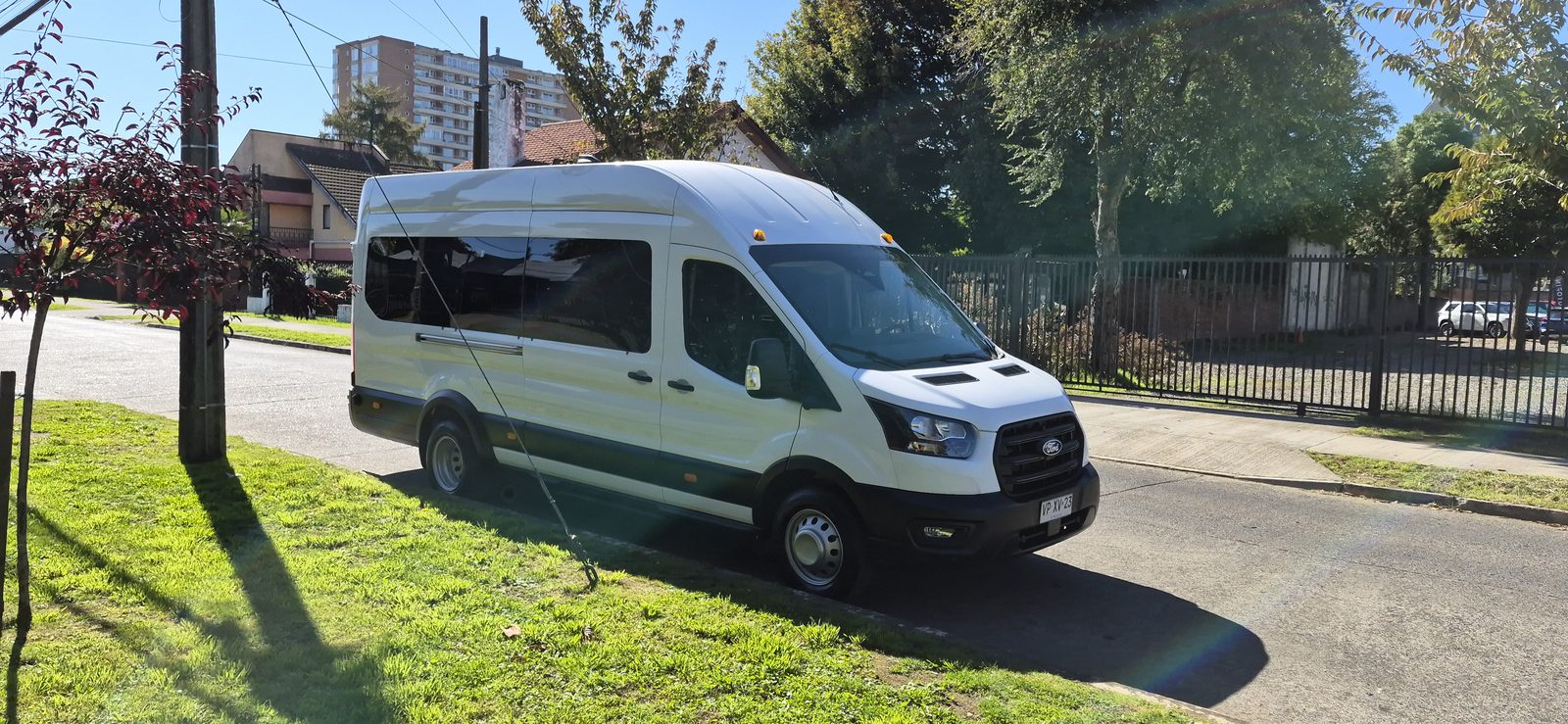 Furgón Ford Transit de Transportes Moya para viajes especiales